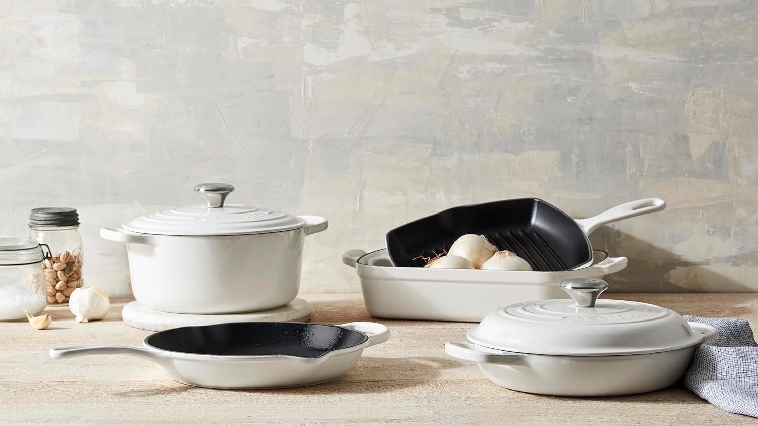image:imageLe Creuset Enameled Cast Iron Signature Round Dutch Oven 725 qt ArtichautWhite